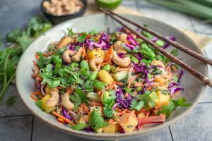 Veganer Reisnudelsalat mit Erdnussdressing