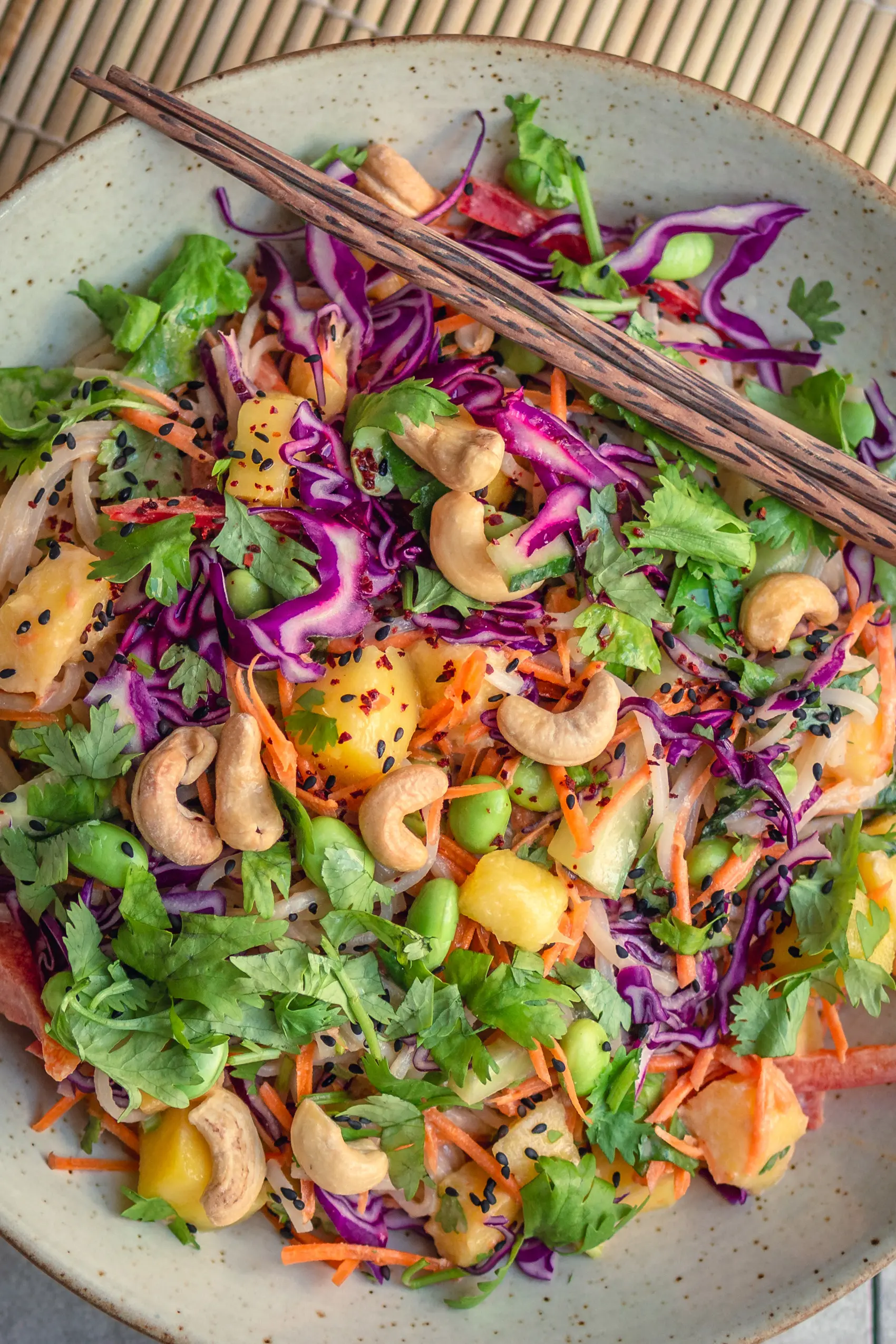 Veganer Reisnudelsalat mit Erdnussdressing