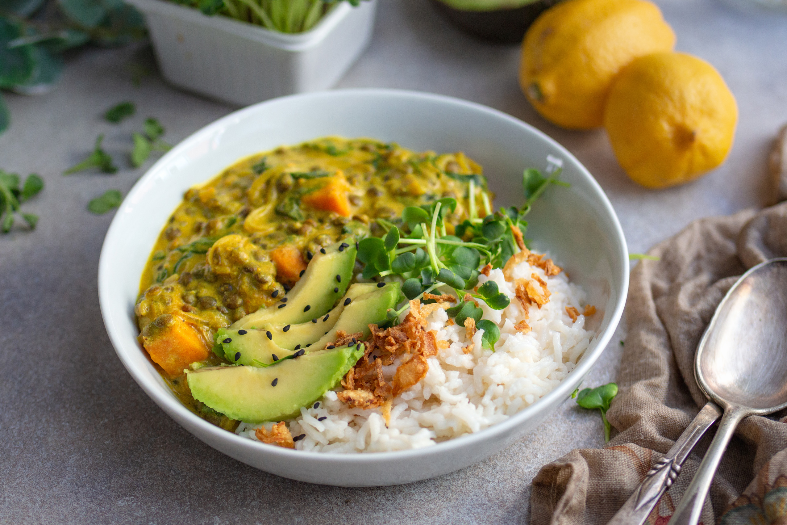 Madras-Süßkartoffel-Curry mit Linsen und Spinat