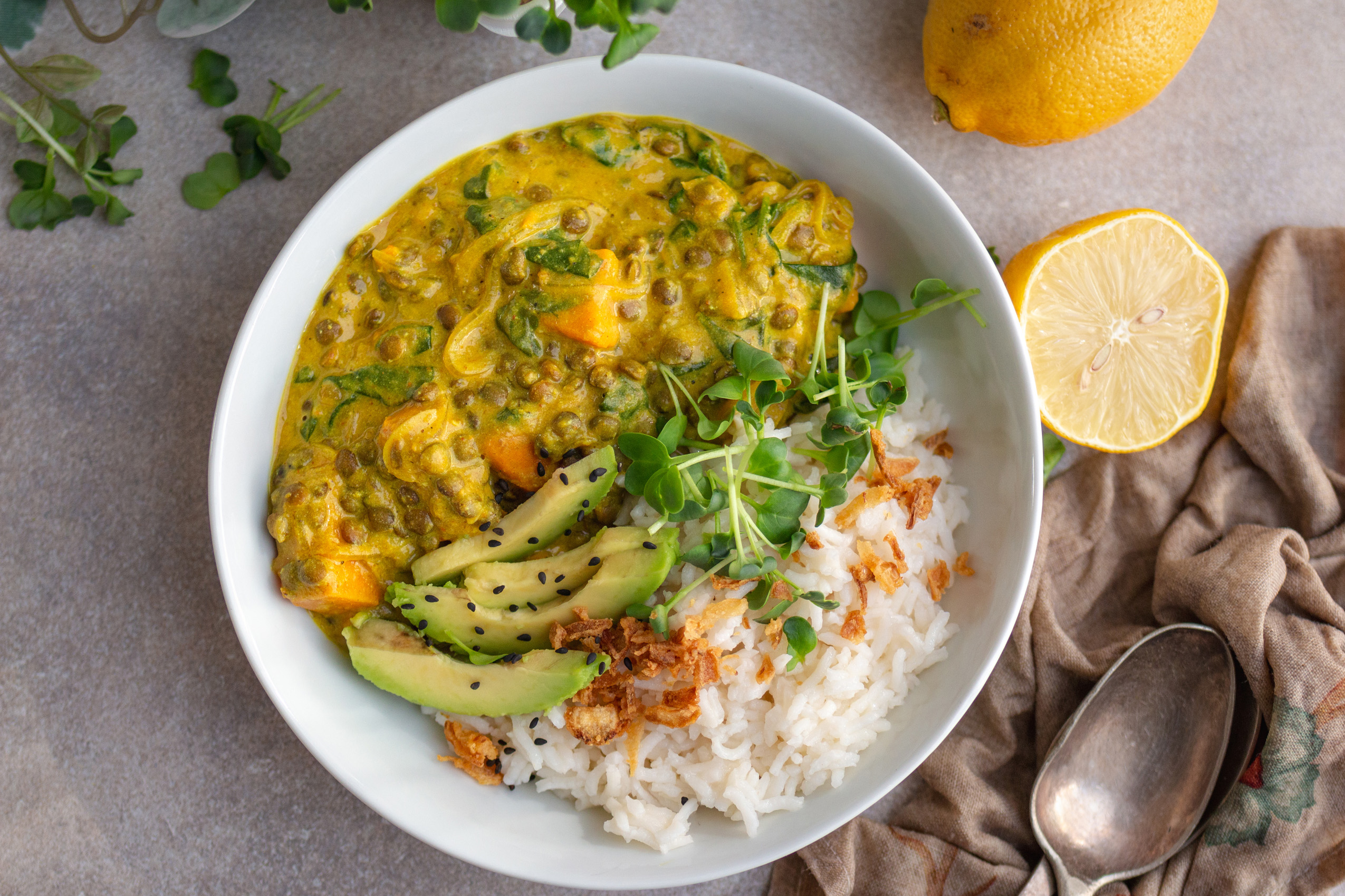 Madras-Süßkartoffel-Curry mit Linsen und Spinat