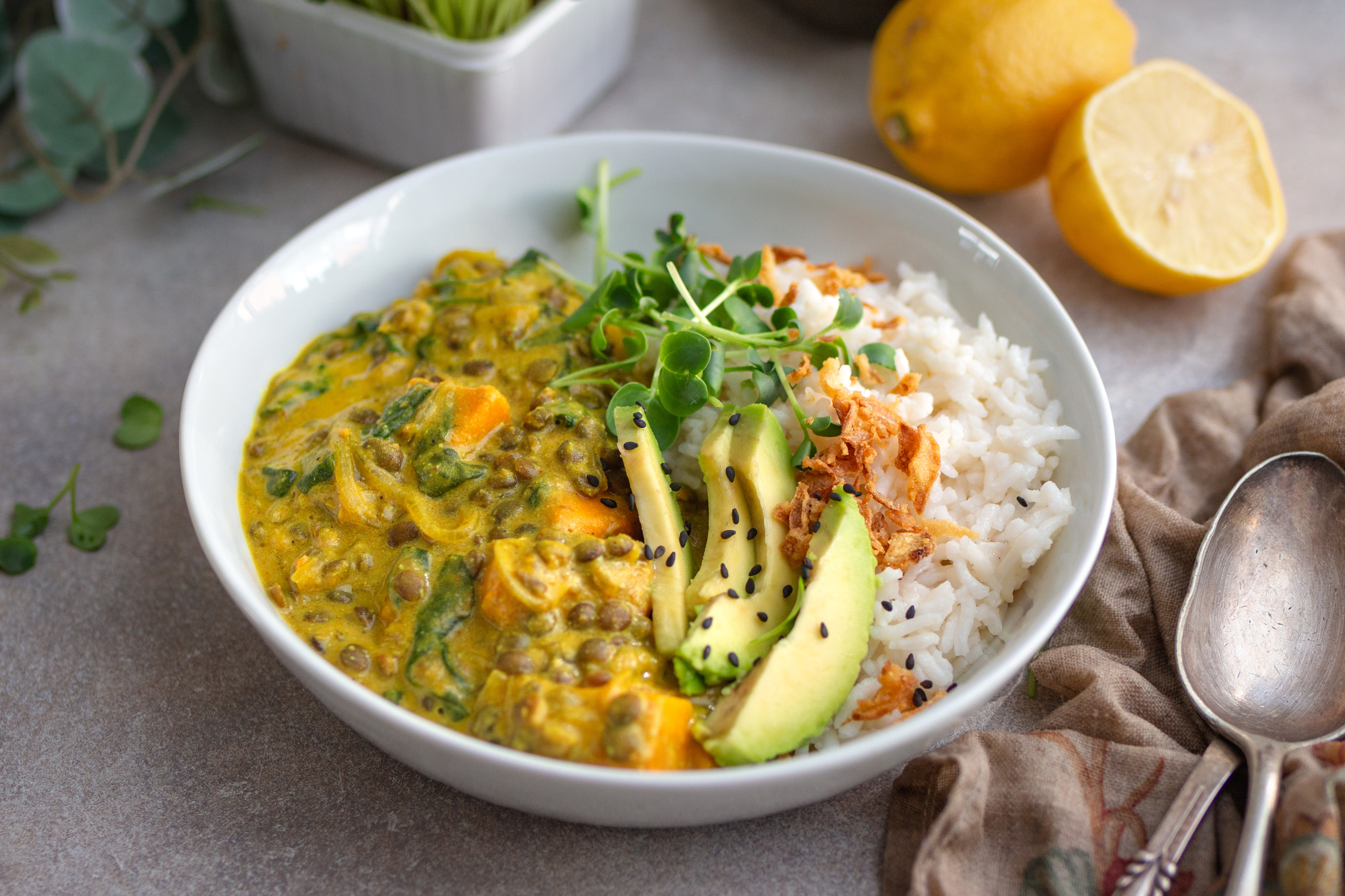 Madras-Süßkartoffel-Curry mit Linsen und Spinat