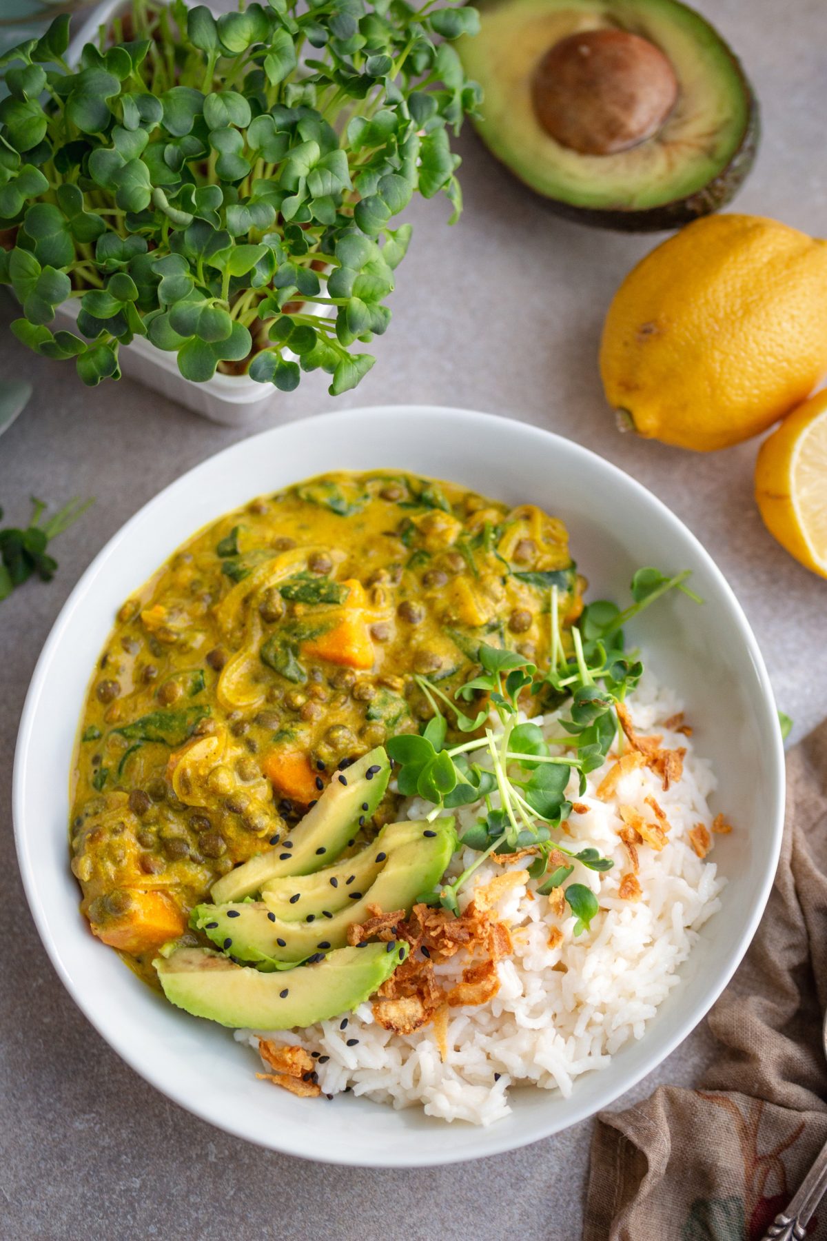 Madras-Süßkartoffel-Curry mit Linsen und Spinat