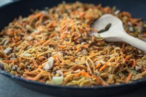 Tempeh und weitere Zutaten anbraten