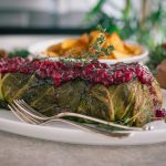 Veganer Tempeh-Braten im Wirsingmantel - veganer Weihnachtsbraten