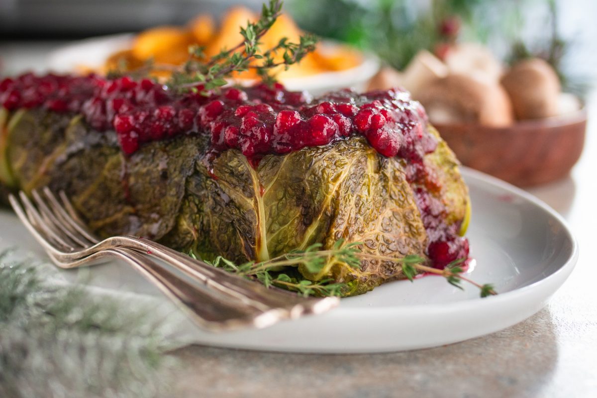 Veganer Tempeh-Braten im Wirsingmantel - veganer Weihnachtsbraten