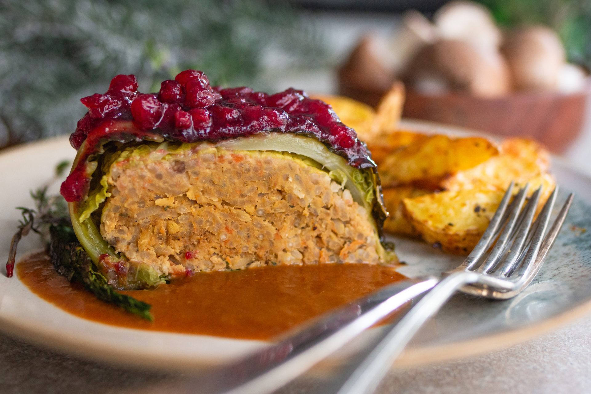 Veganer Tempeh-Braten im Wirsingmantel - veganer Weihnachtsbraten