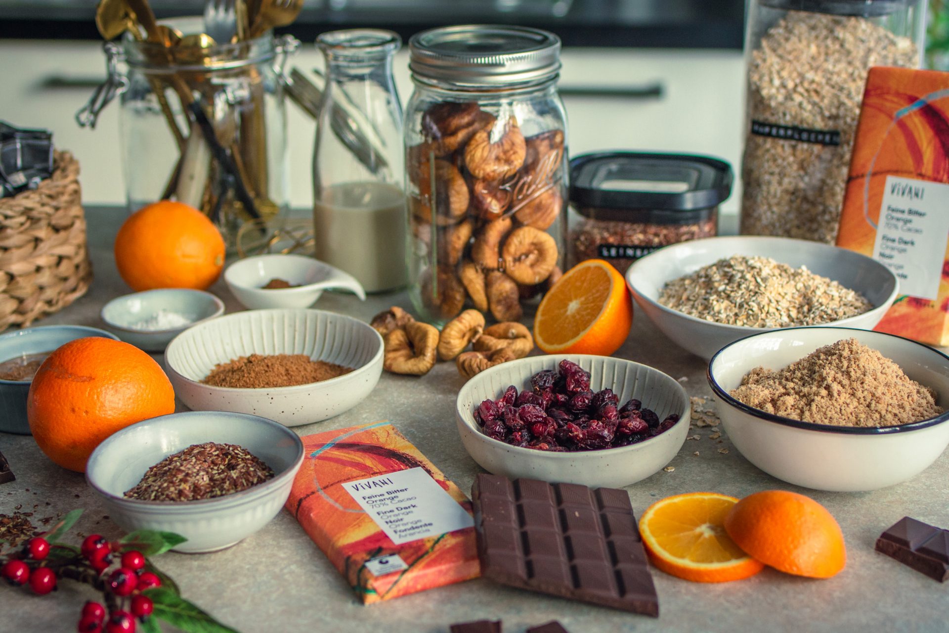 Zutaten für vegane, glutenfreie Orangen-Schoko-Lebkuchen