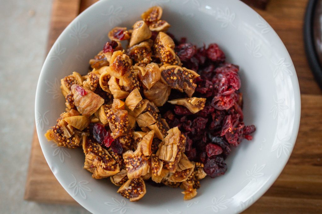 Gehackte Trockenfrüchte für vegane Lebkuchen