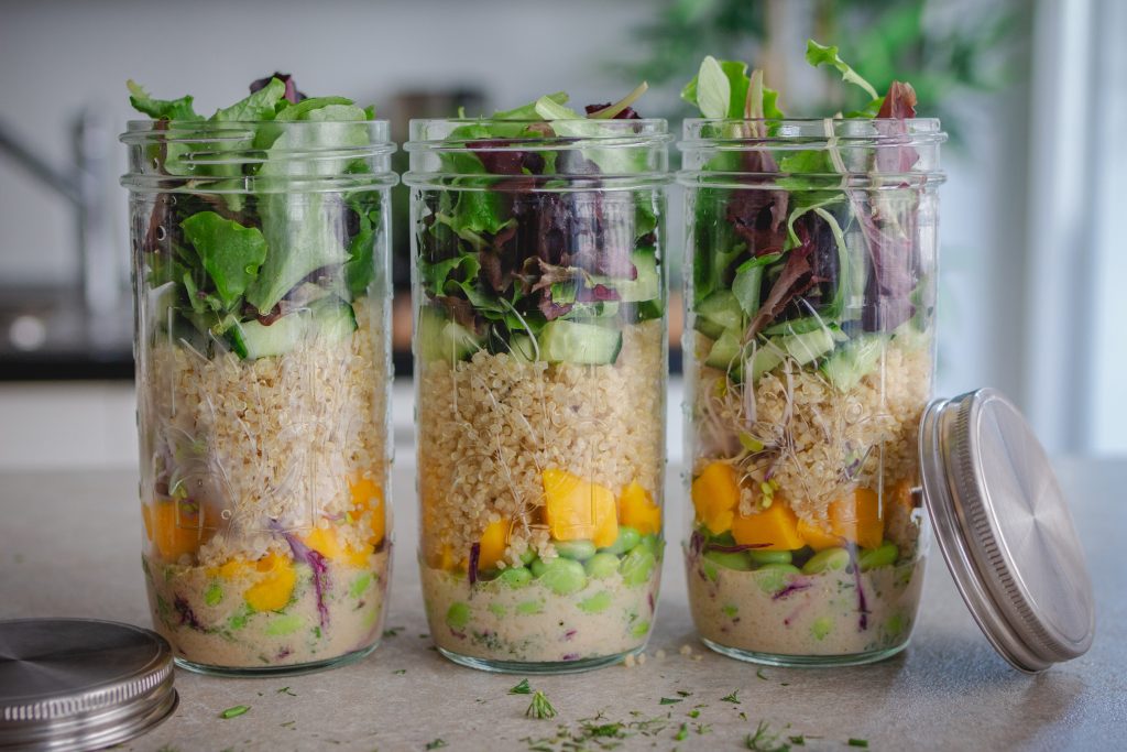 Quinoa-Schichtsalat - genialer Mealprep-Salat im Glas