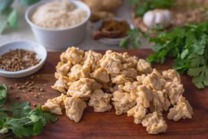 Tempeh richtig zubereiten: Tempeh in Stücke brechen