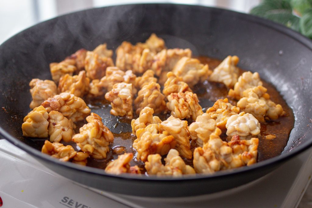 Tempeh zubereiten: Tempeh richtig anbraten