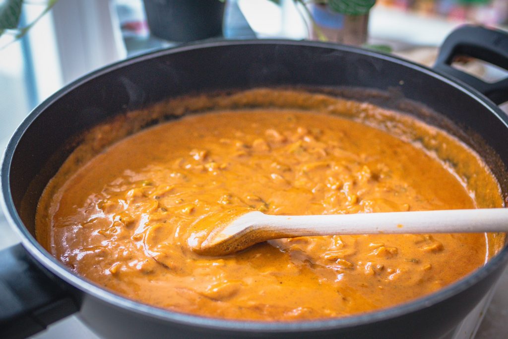 Zubereitung von veganem Butter Chicken