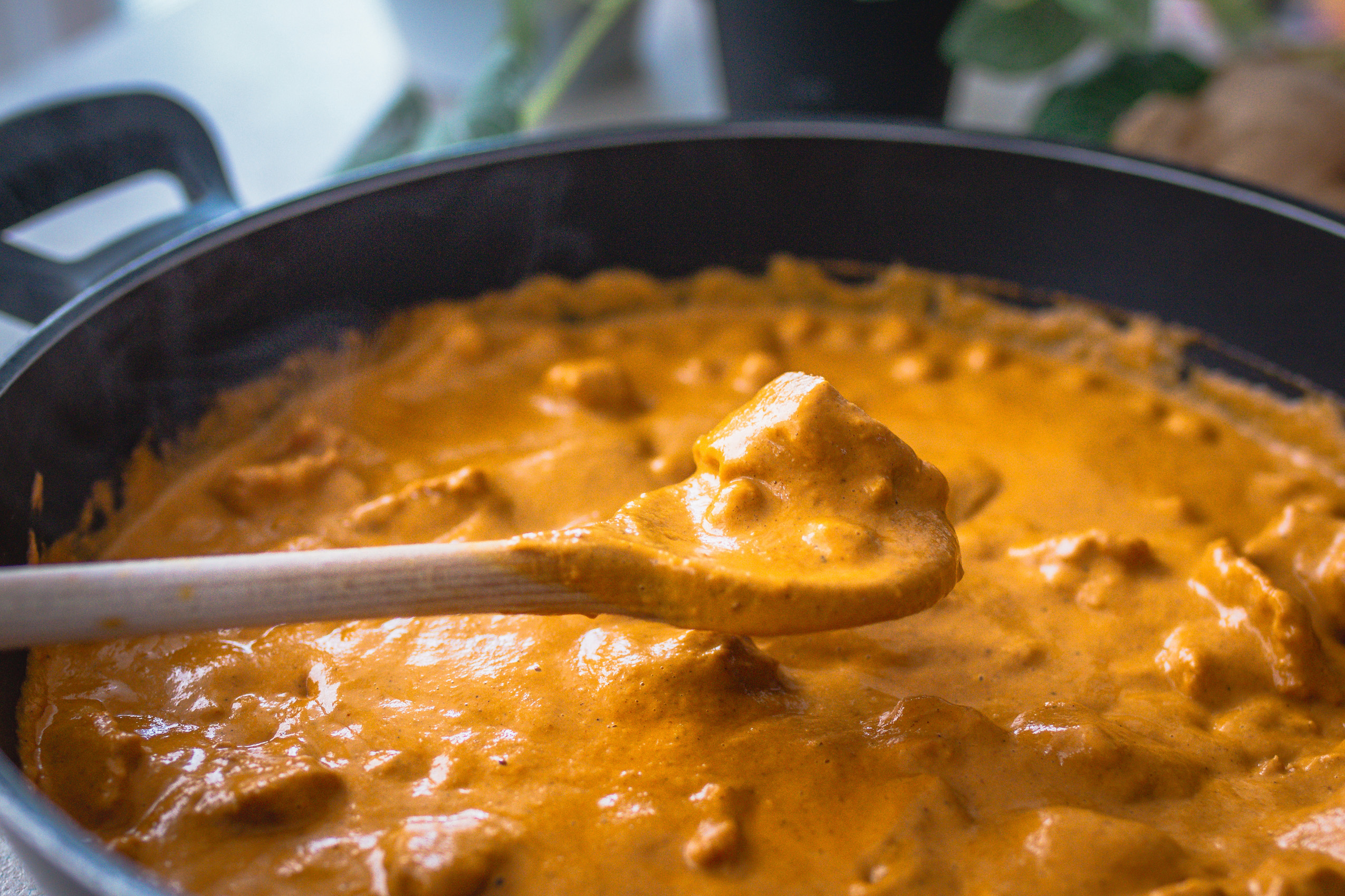 Veganes Butter Chicken mit Tempeh