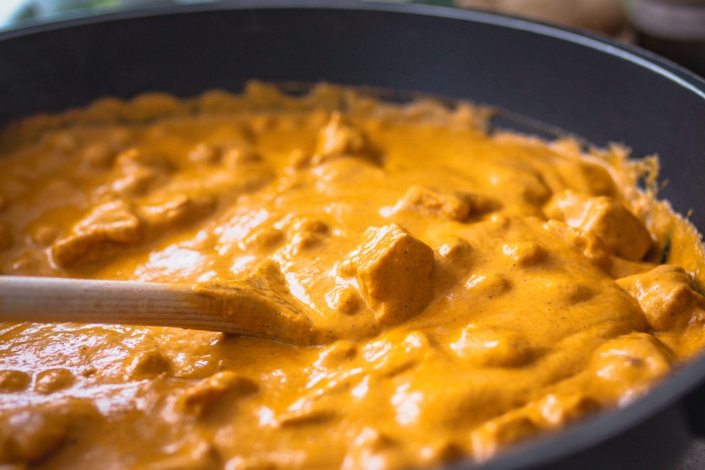 Veganes Butter Chicken mit Tempeh