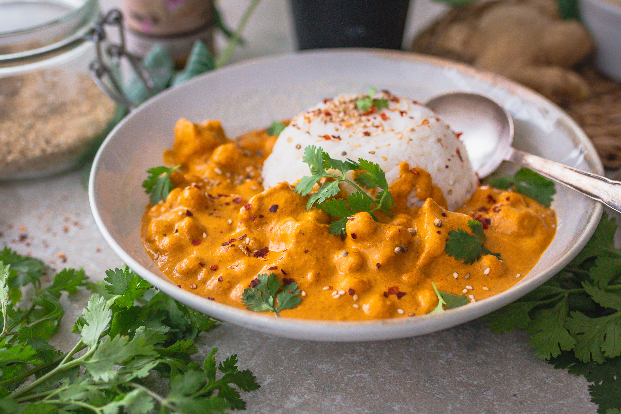 Veganes Butter Chicken mit Tempeh