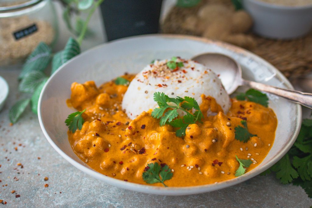 Veganes Butter Chicken mit Tempeh