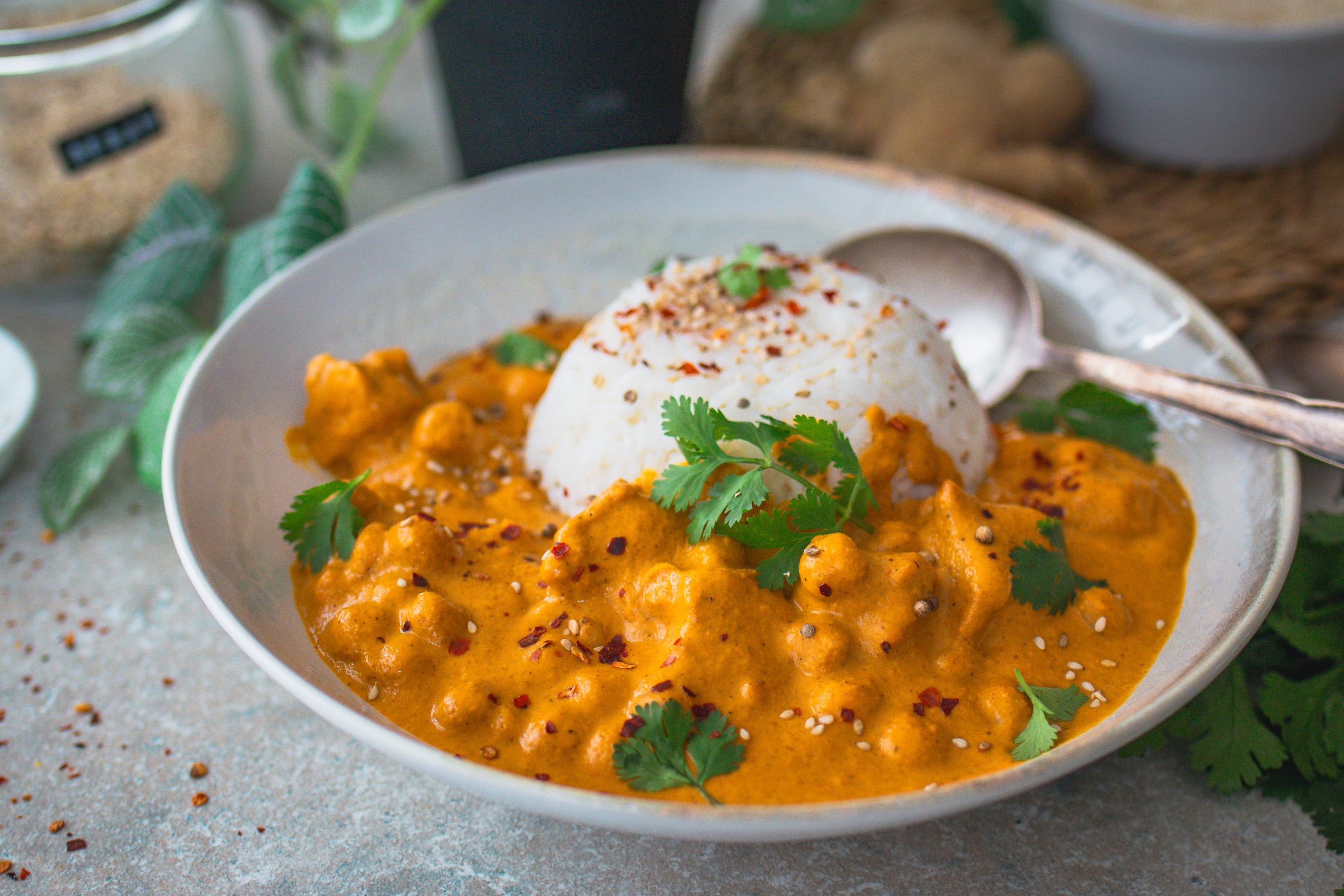 Veganes Butter Chicken mit Tempeh