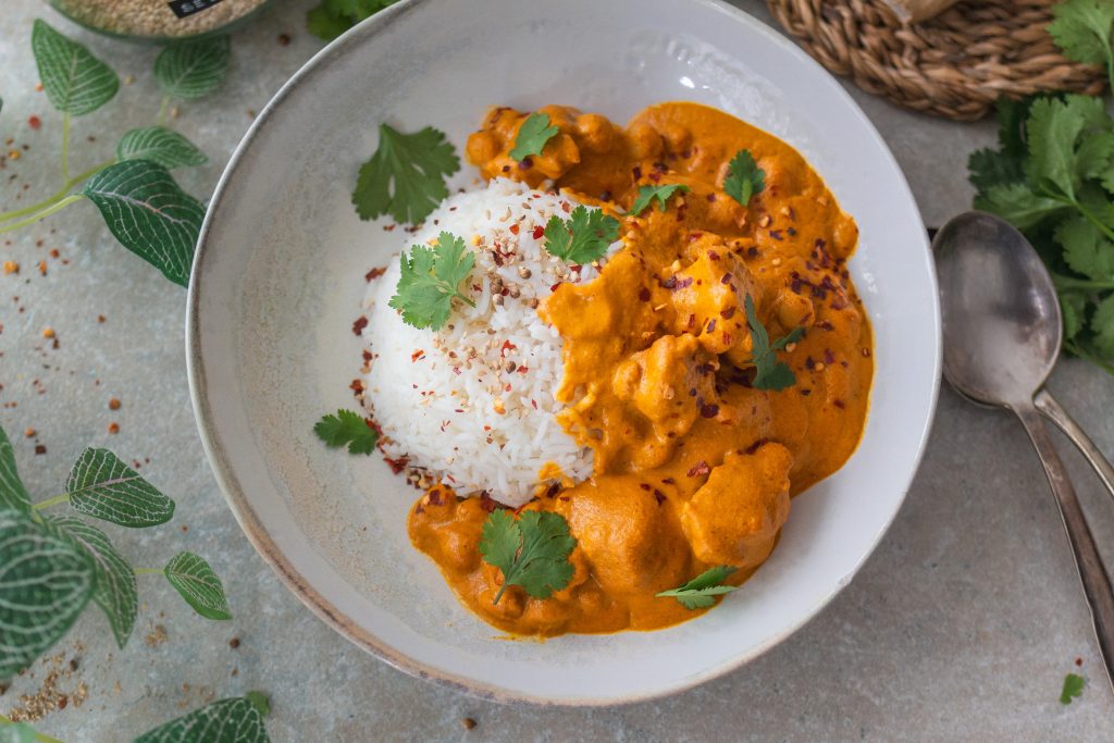 Veganes Butter Chicken mit Tempeh