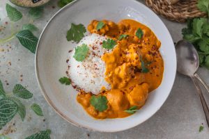 Veganes Butter Chicken mit Tempeh