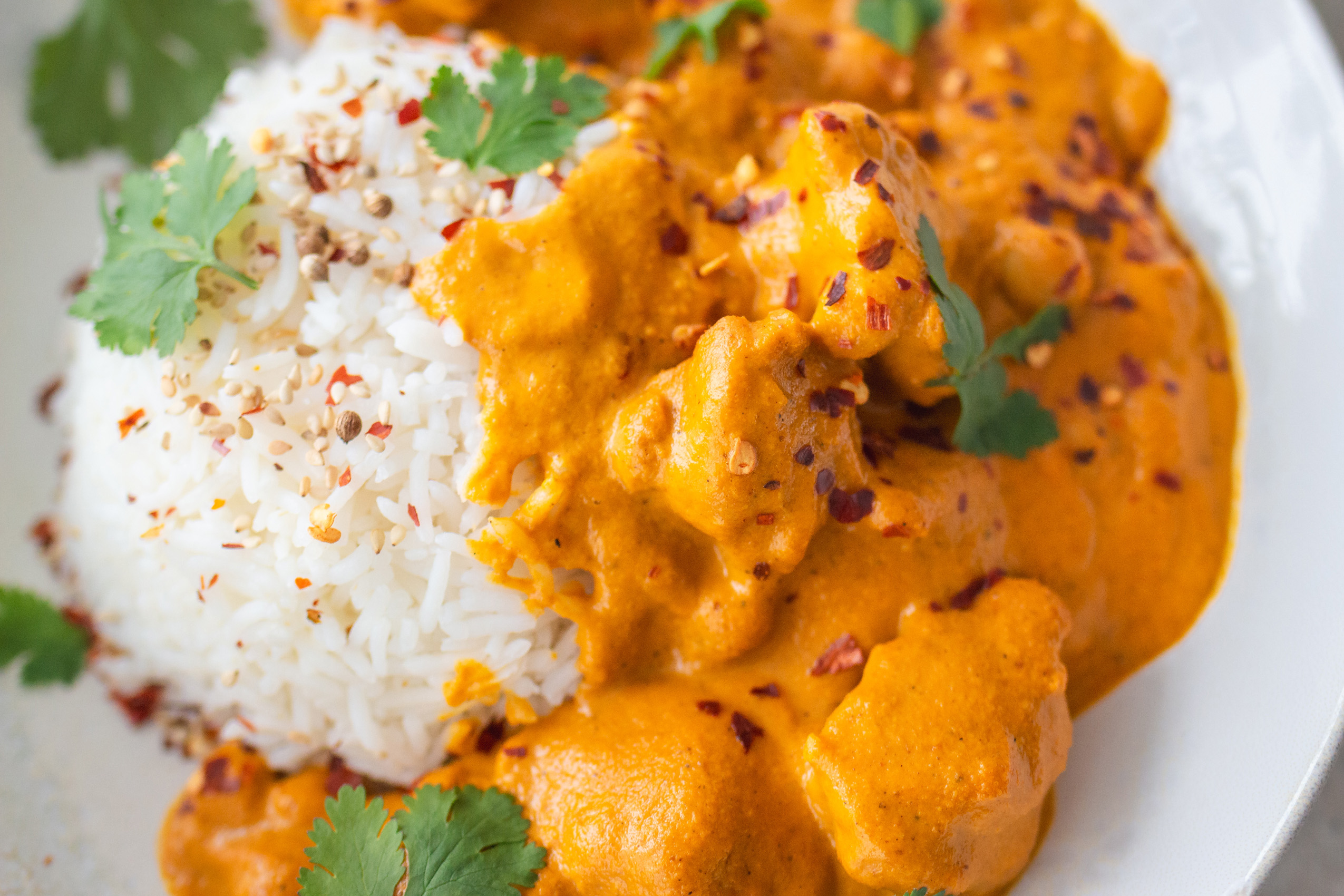 Veganes Butter Chicken mit Tempeh