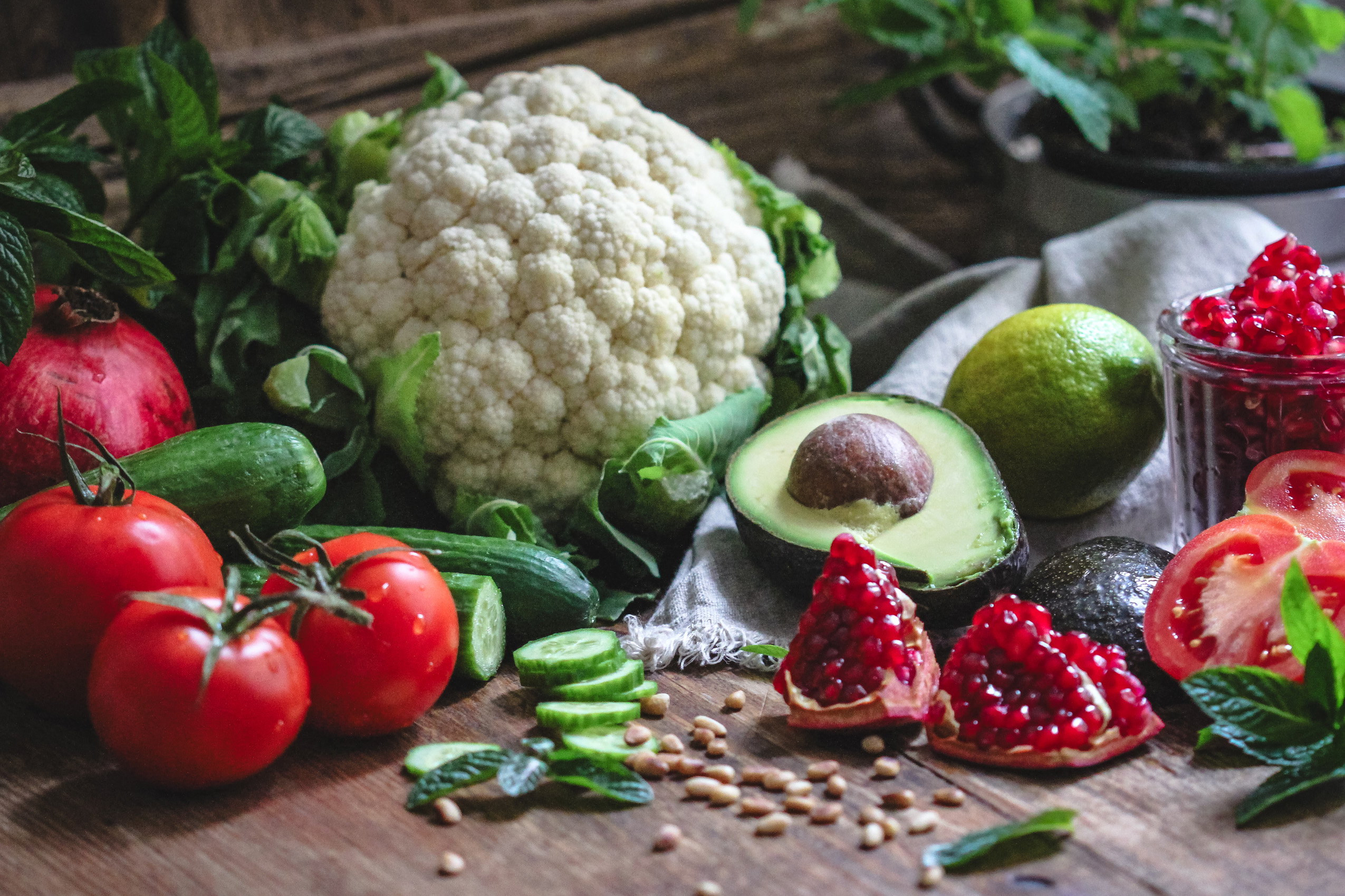 Zutaten für einen Rohkostsalat mit Blumenkohl-Couscous