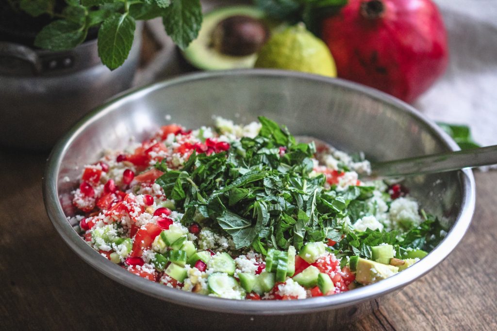 Zutaten für den Blumenkohl-Couscous vermengen