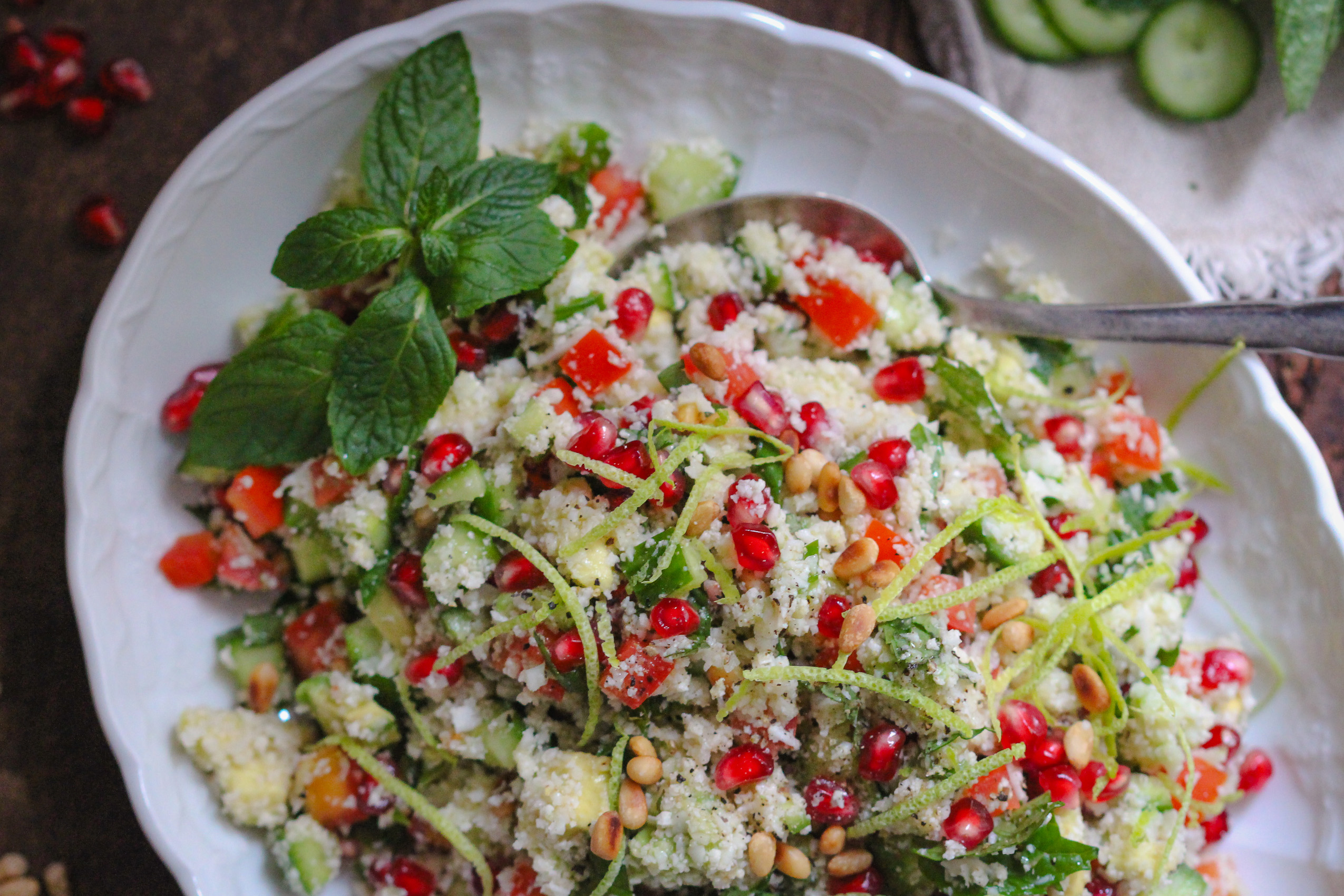 Blumenkohl-Couscous mt Granatapfelkernen und Minze