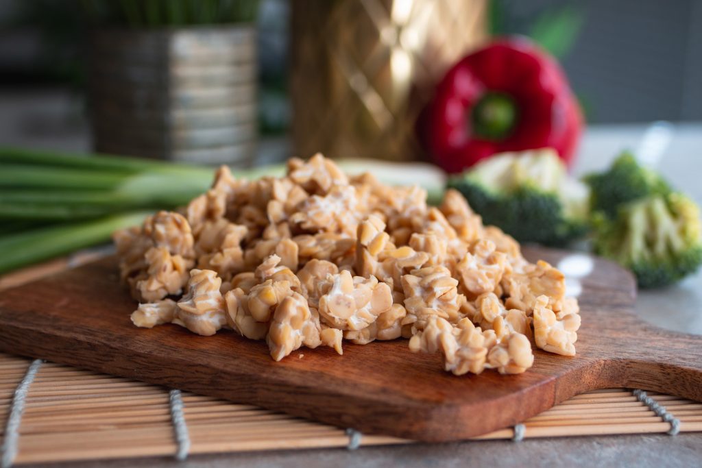 Den Tempeh in kleine Stücke brechen