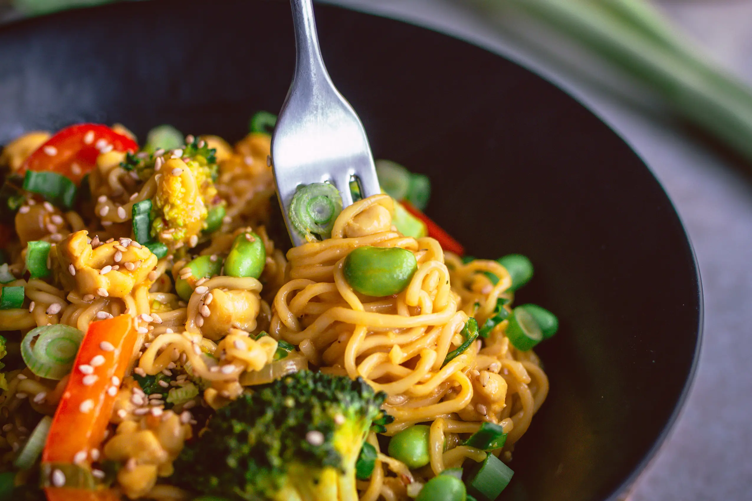 Veganes, proteinreiches Tempeh-Mienudel-Curry in einer Schale