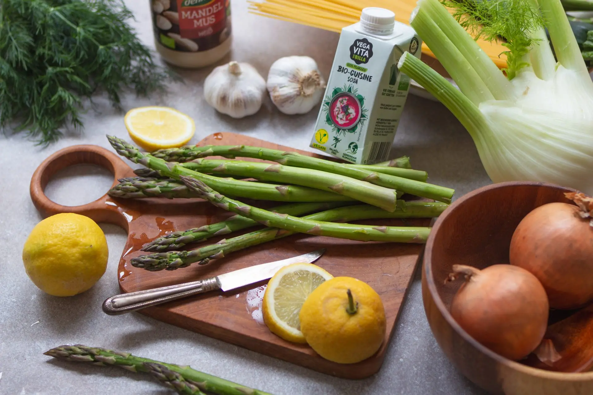 Zutaten für Vegane Spargelpasta mit Fenchel und Dill