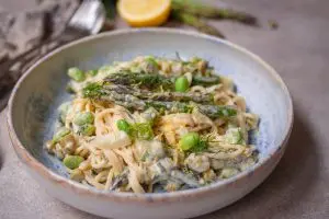 Vegane Spargelpasta mit Fenchel und Dill