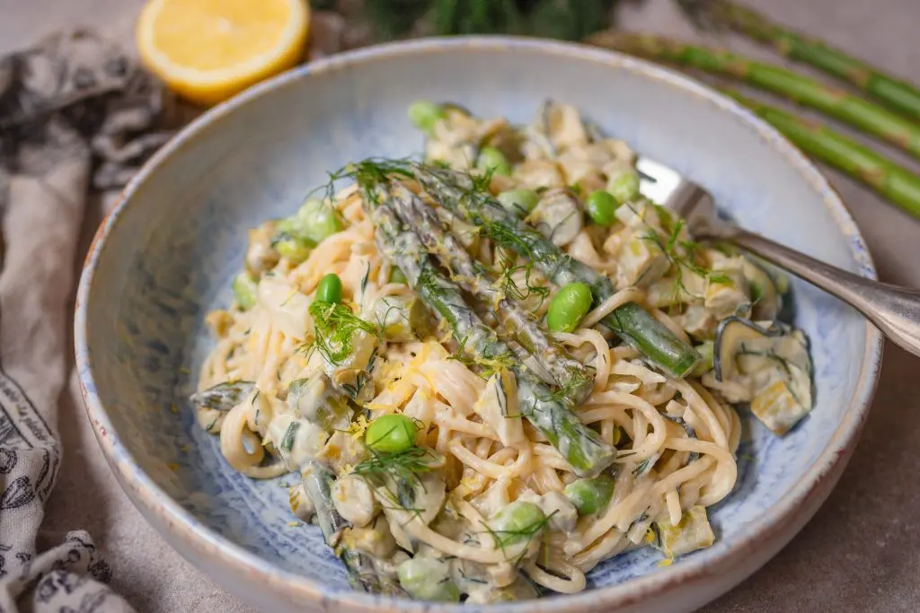 Vegane Spargelpasta mit Fenchel und Dill