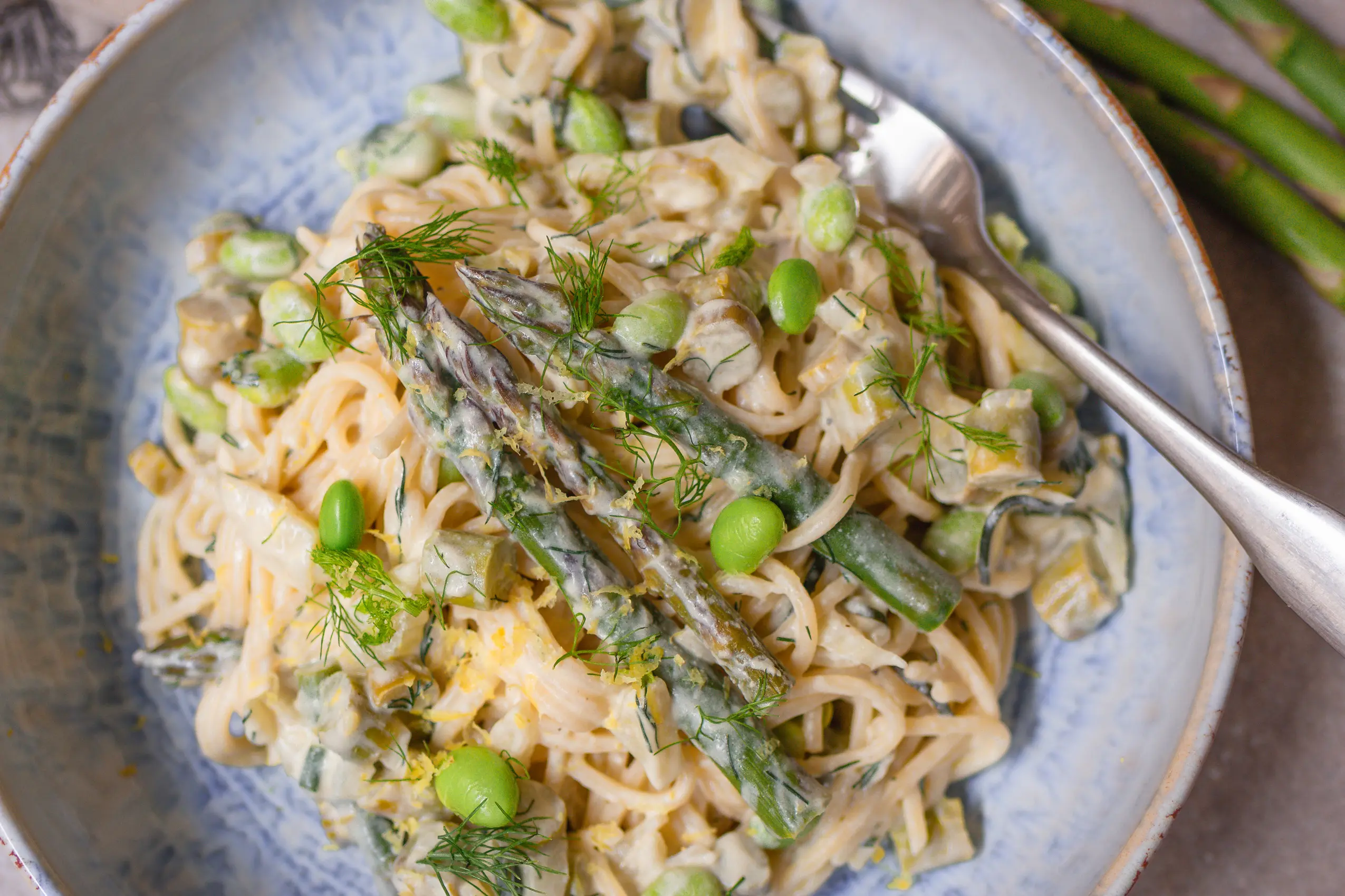 Vegane Spargelpasta mit Fenchel und Dill