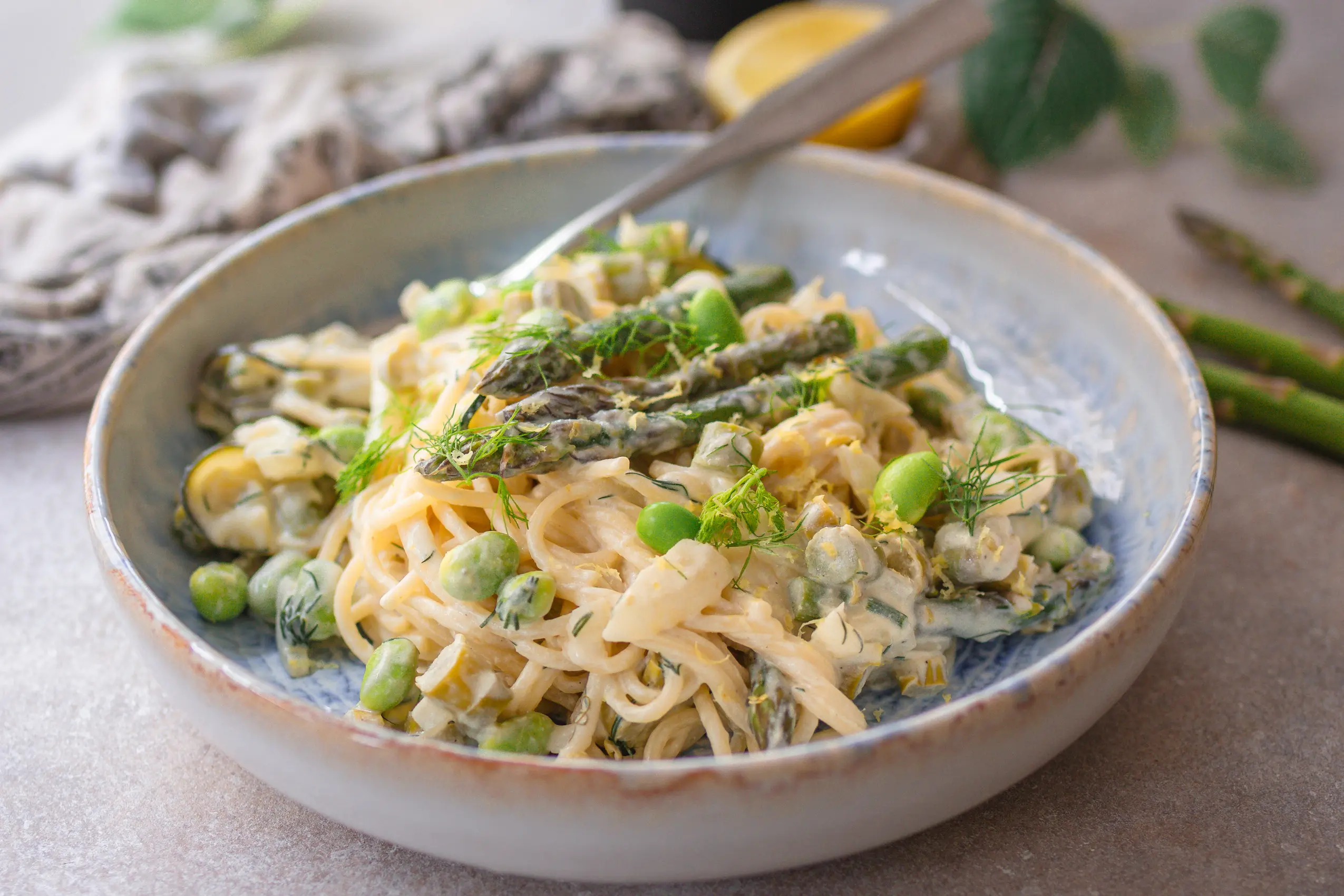 Vegane Spargelpasta mit Fenchel und Dill