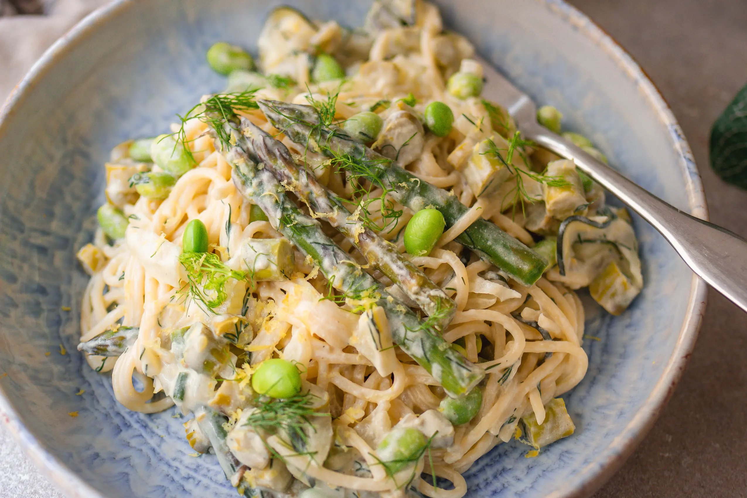 Vegane Spargelpasta mit Fenchel und Dill