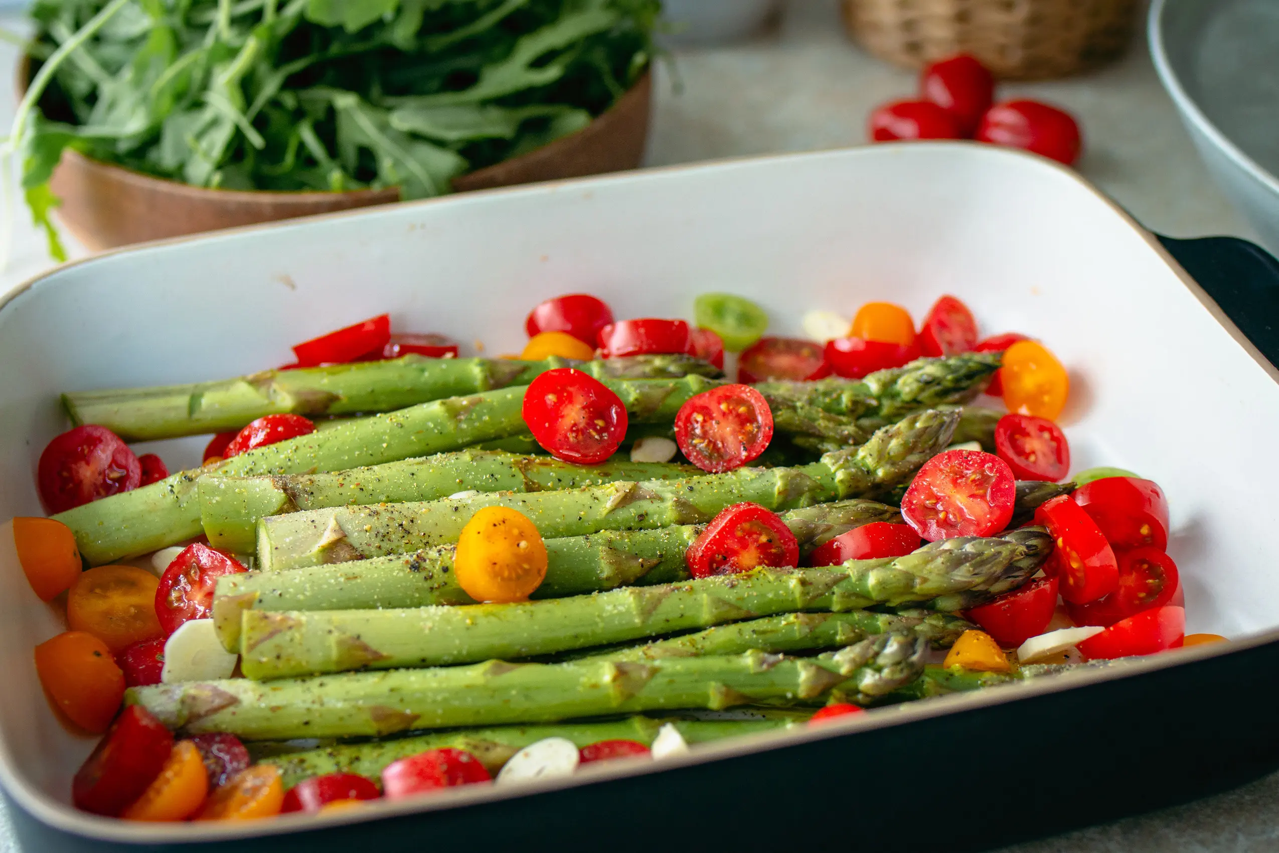 Grüner Spargel und ofengeröstete Tomaten