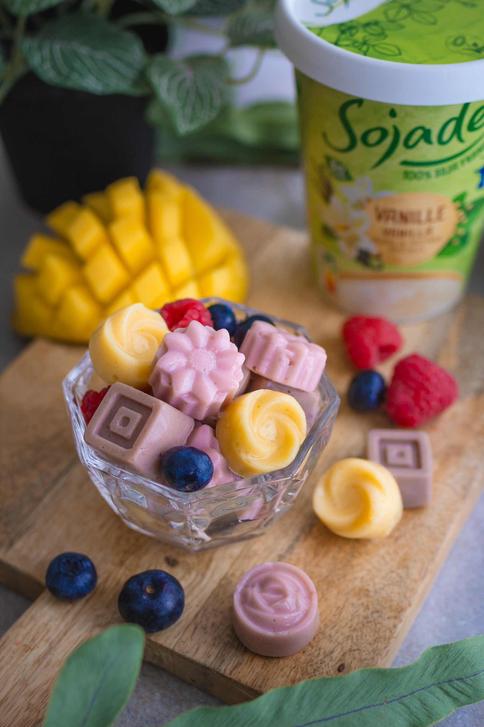 Fruchtige selbstgemachte vegane Joghurt-Gums in vielen Farben in einer Glasschale