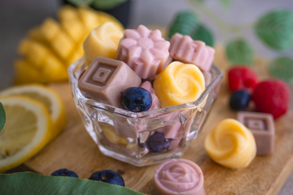 Fruchtige selbstgemachte vegane Joghurt-Gums in vielen Farben in einer Glasschale