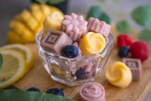 Fruchtige selbstgemachte vegane Joghurt-Gums in vielen Farben in einer Glasschale