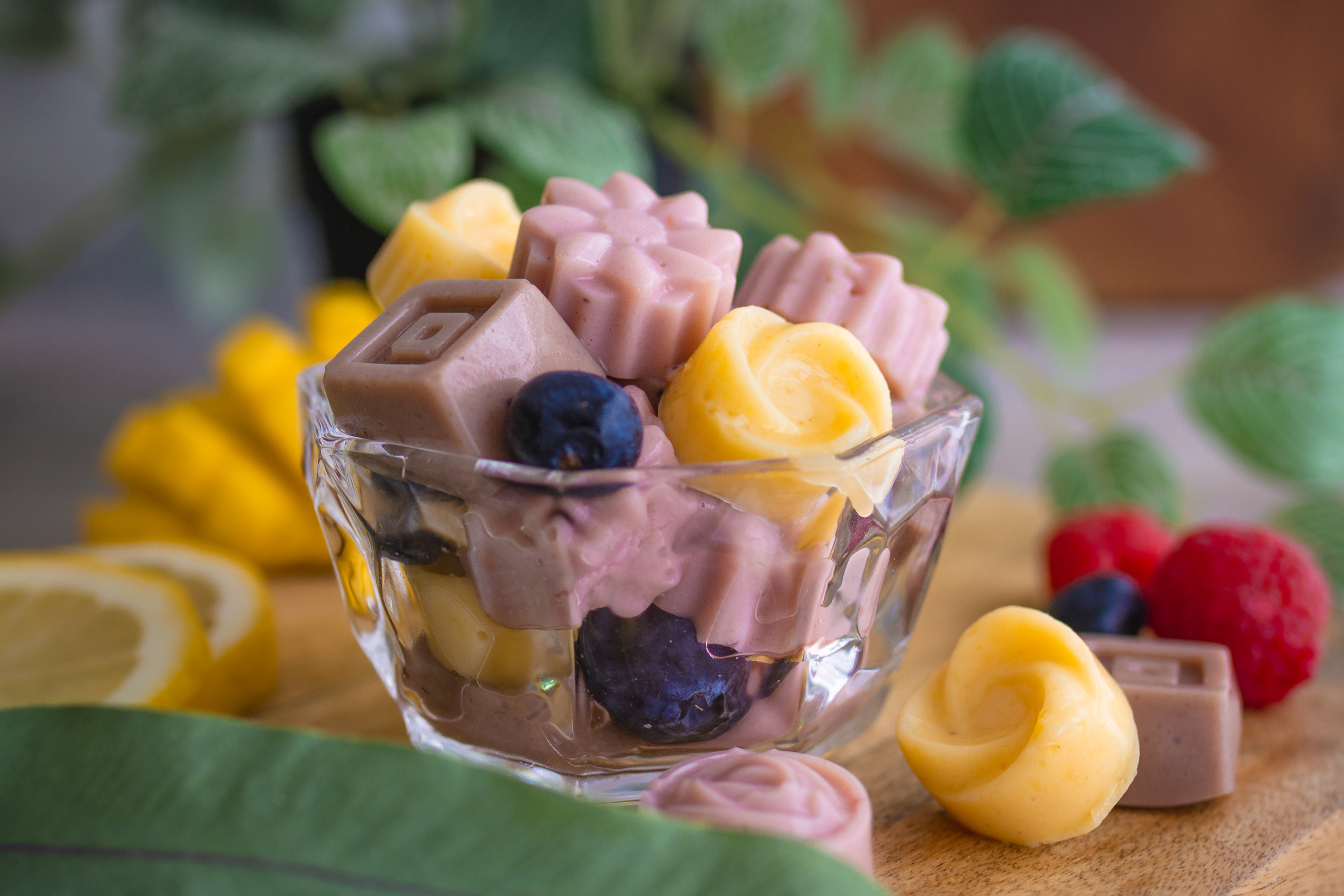 Fruchtige selbstgemachte vegane Joghurt-Gums in vielen Farben in einer Glasschale