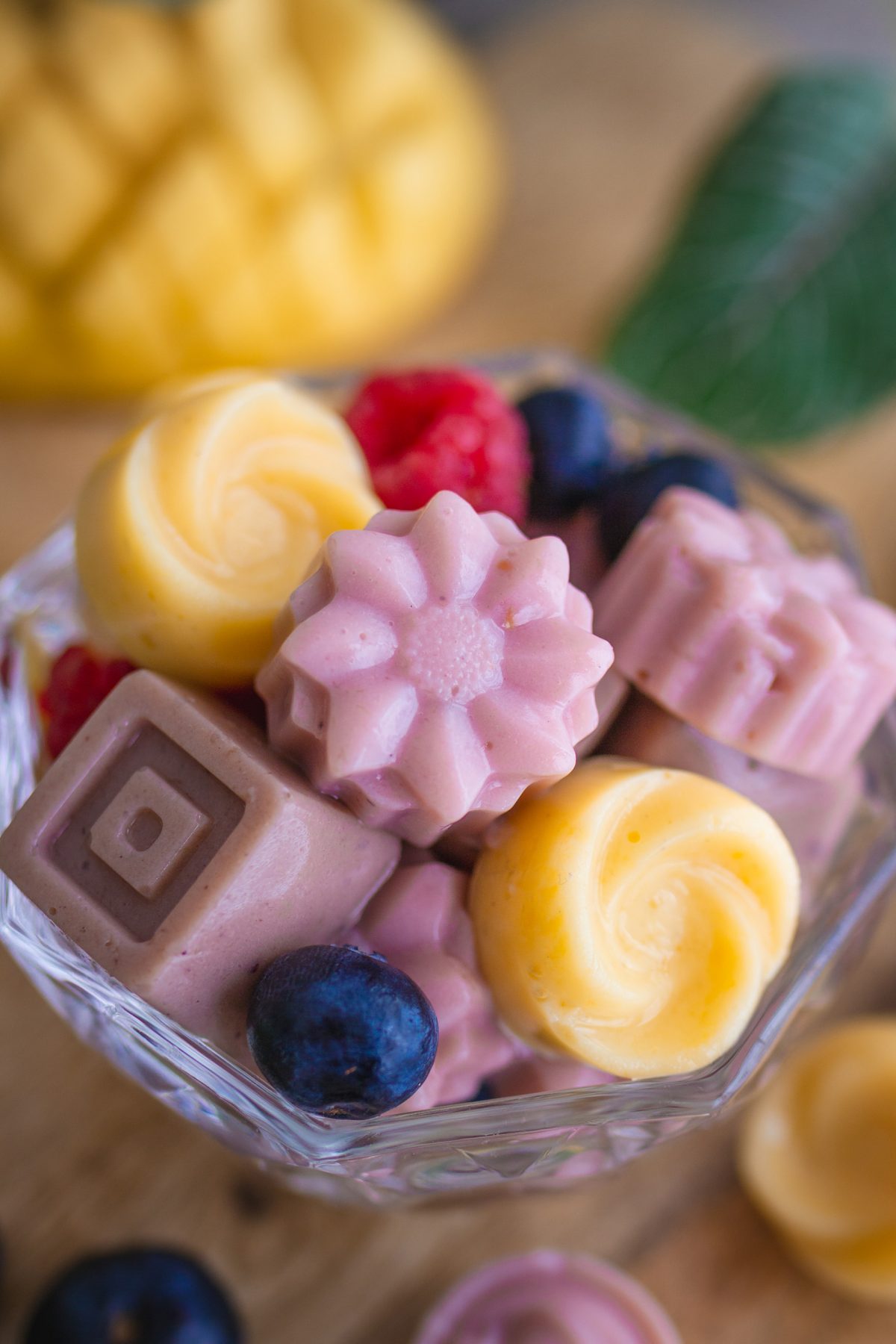 Fruchtige selbstgemachte vegane Joghurt-Gums in vielen Farben in einer Glasschale