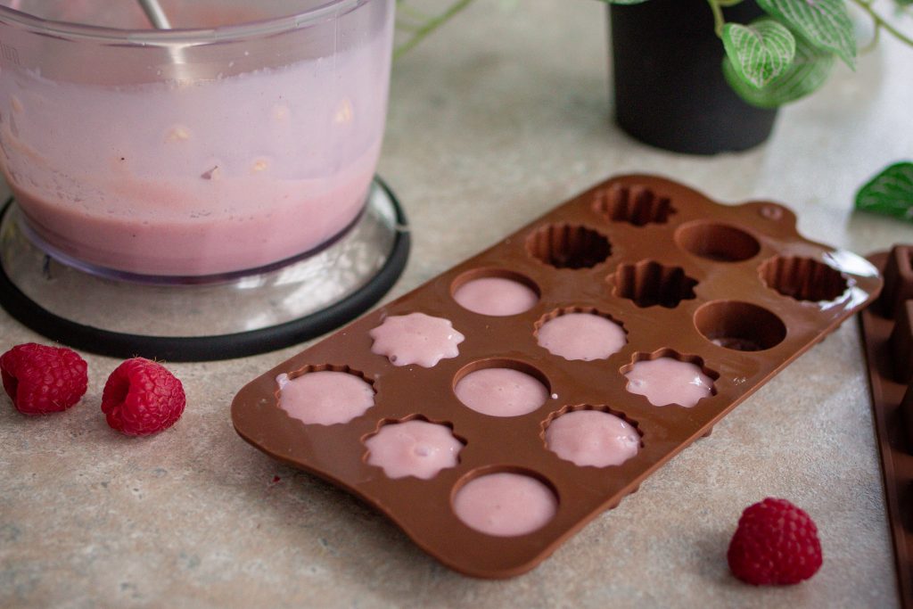 Vegane Joghurt-Gums selber machen - die Masse wird in Silikonförmchen gefüllt