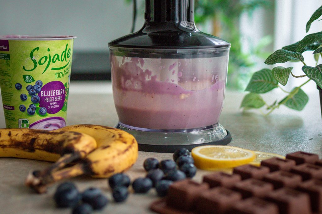 Zubereitung von veganen Joghurt-Gzms mit einem Mixer