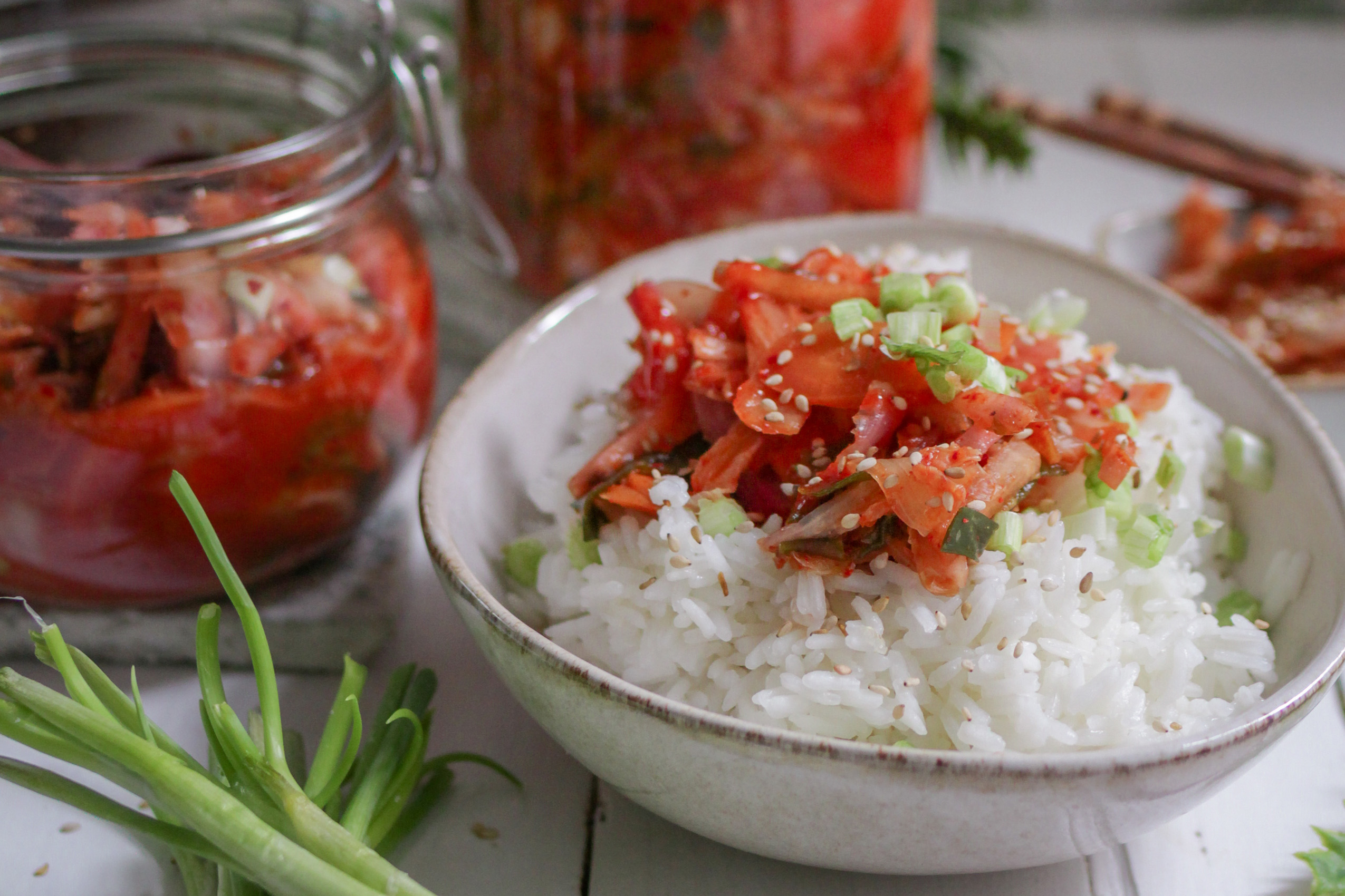 Kimchi auf einer Schale Reis