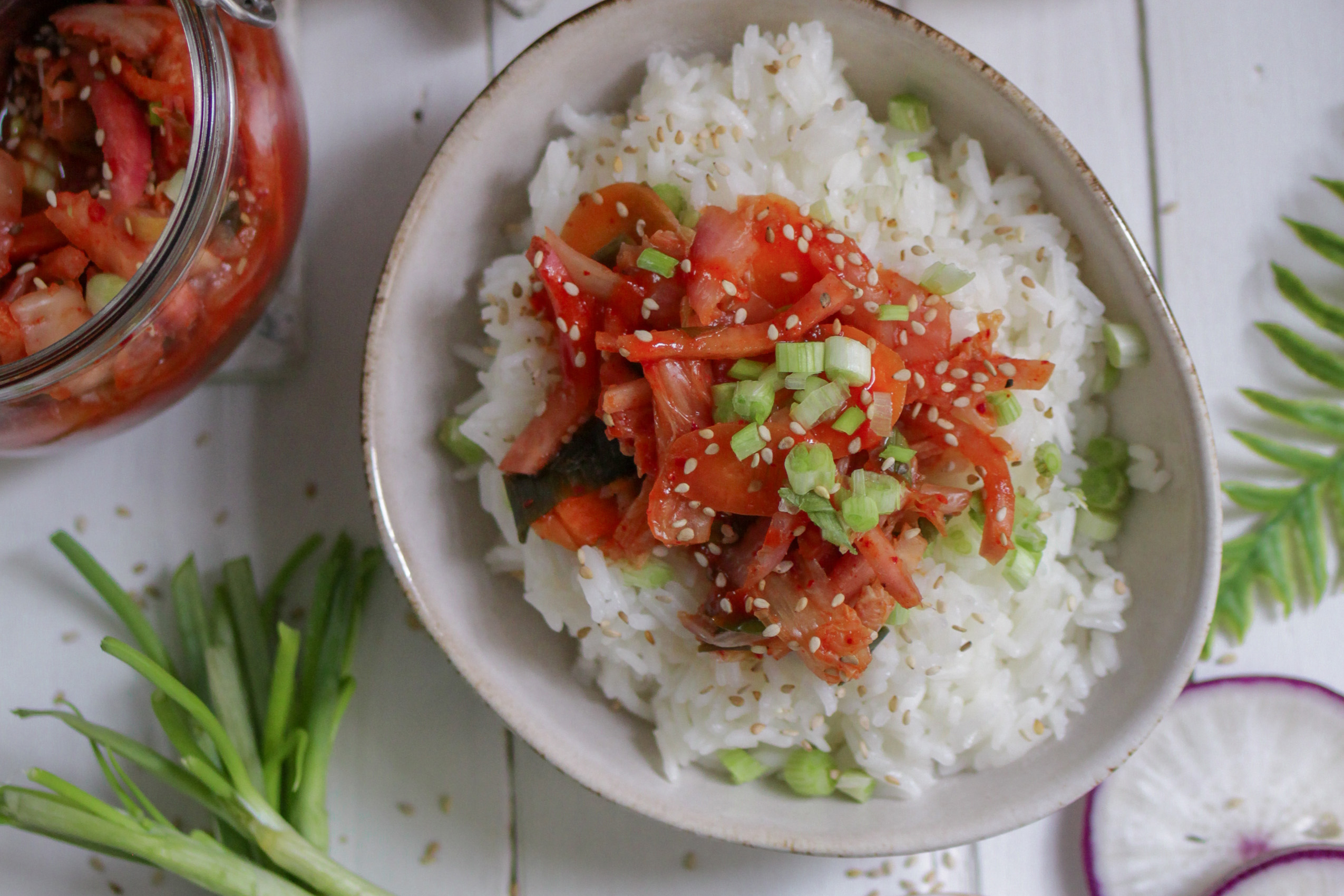 Kimchi auf einer Schale Reis