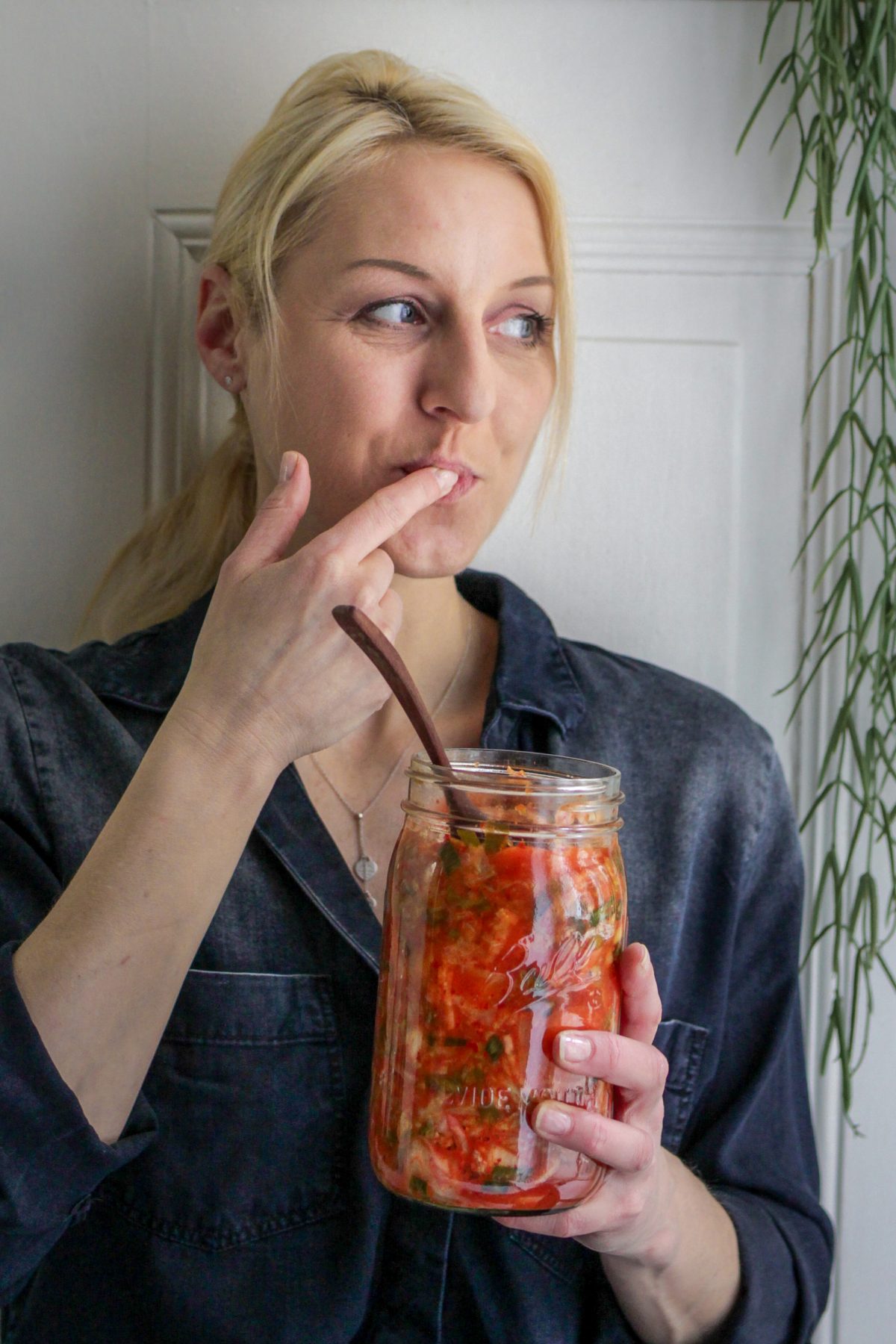 Lea Green, vegane Profiköchin, Kochbuchautorin und Bloggerin zeigt, wie einfach Fermentieren geht