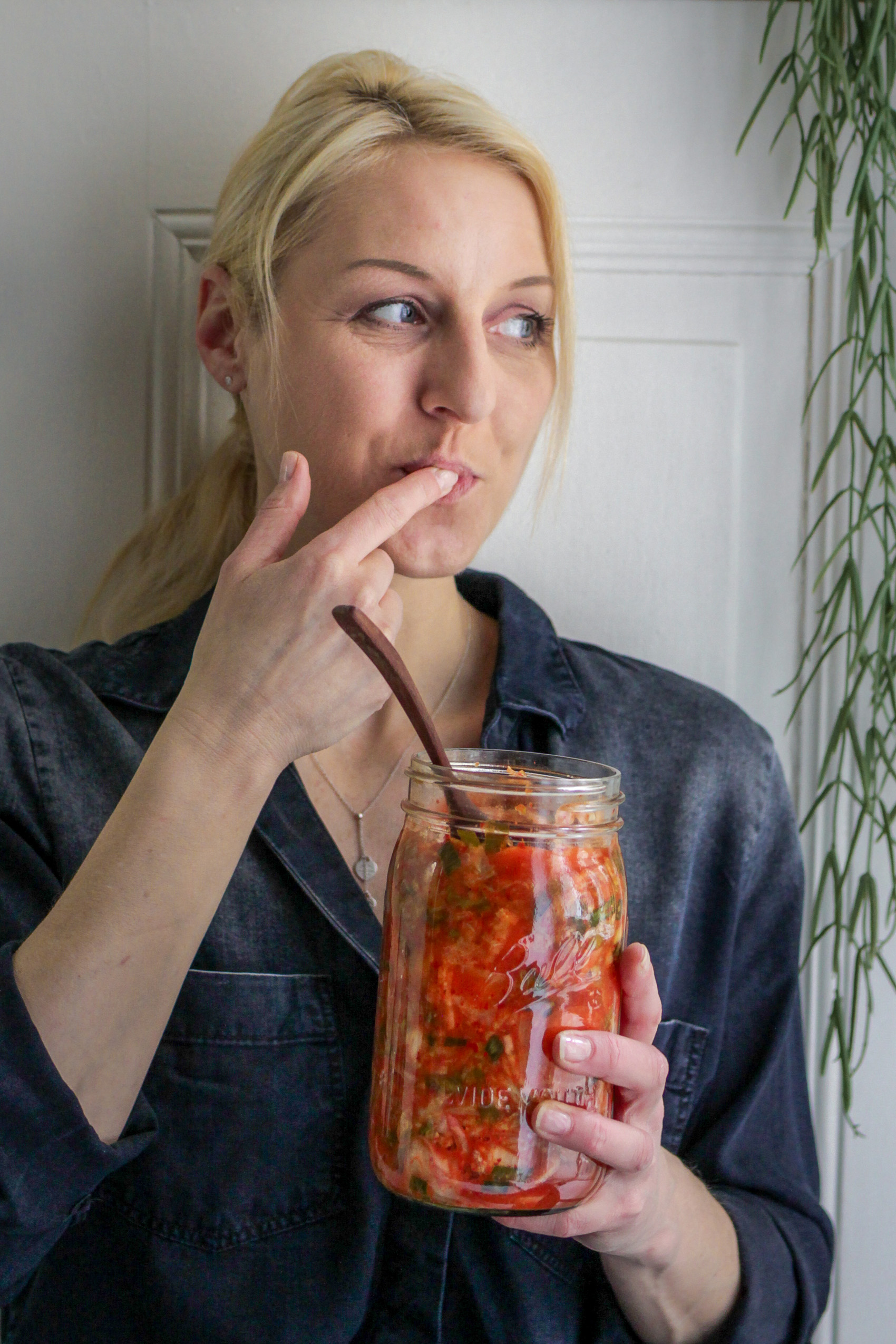 Lea Green, vegane Profiköchin, Kochbuchautorin und Bloggerin zeigt, wie einfach Fermentieren geht