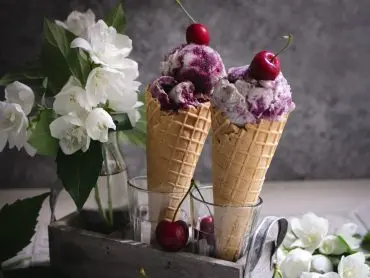 Veganes Kirschei ohne Eismaschine selbst gemacht in einer Waffel