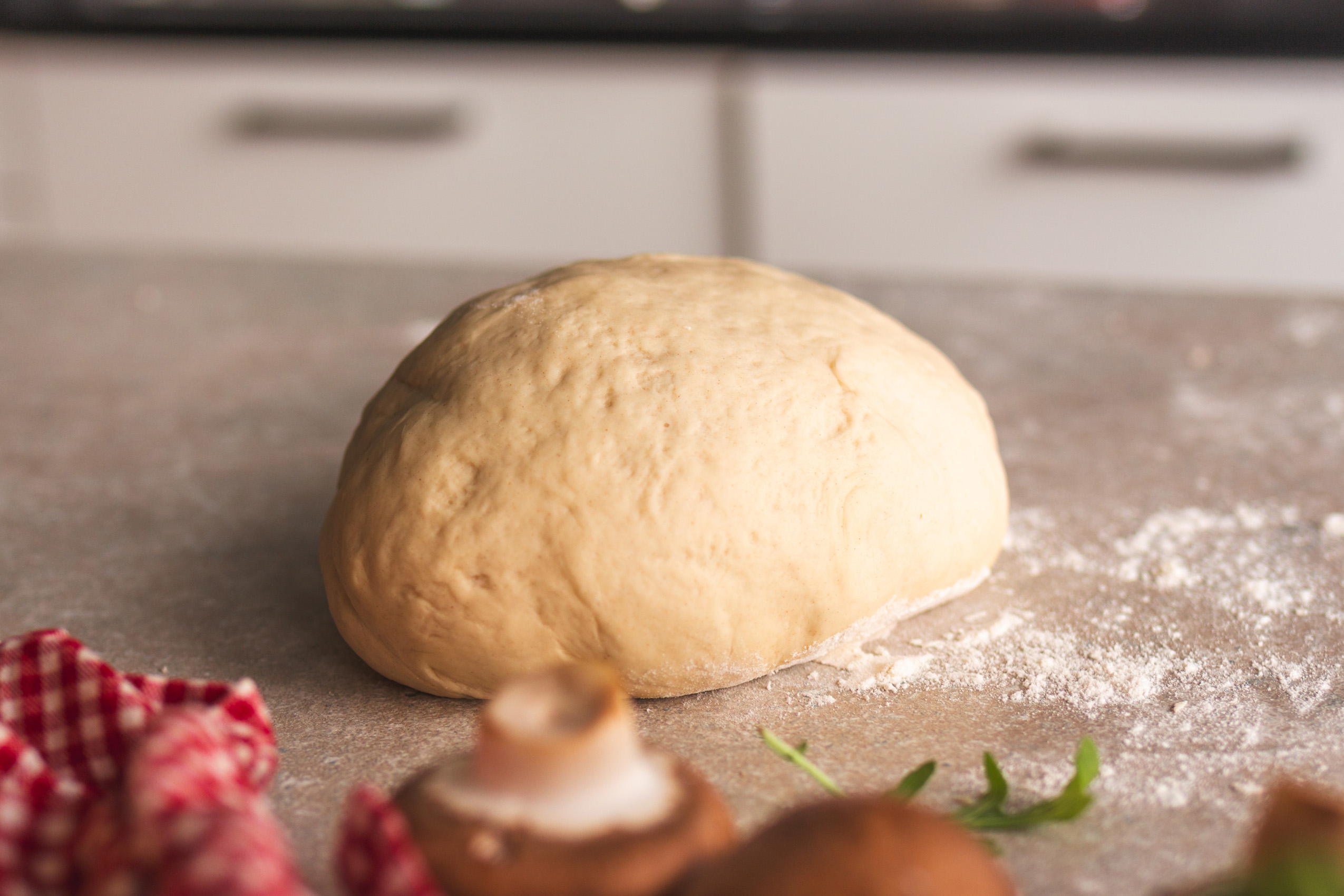 Fertig gekneteter Pizzateig auf einer Arbeitsfläche