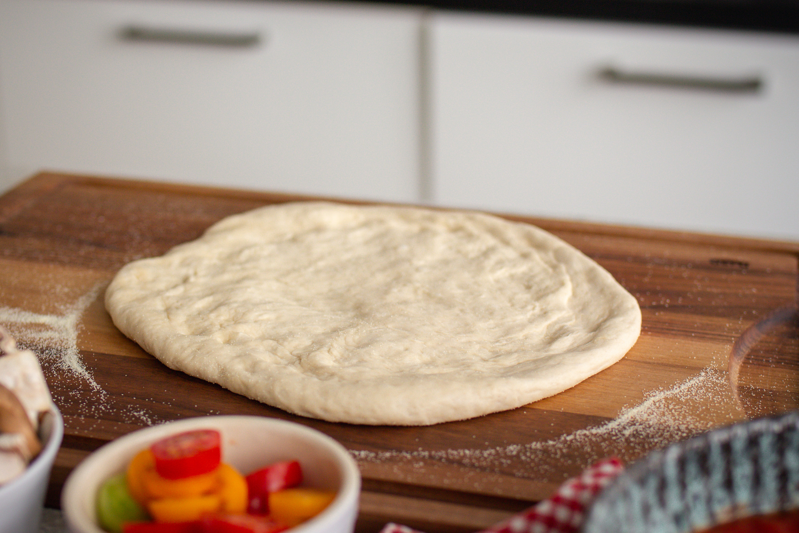 Selbst gemachter fluffiger Pizzaboden aus Hefeteig